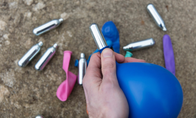 Gaz hilarant : pour un meilleur encadrement des cartouches de gaz !