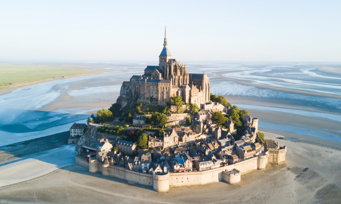 Non au déboulonnage de la statue de Saint-Michel au Mont-Saint-Michel !