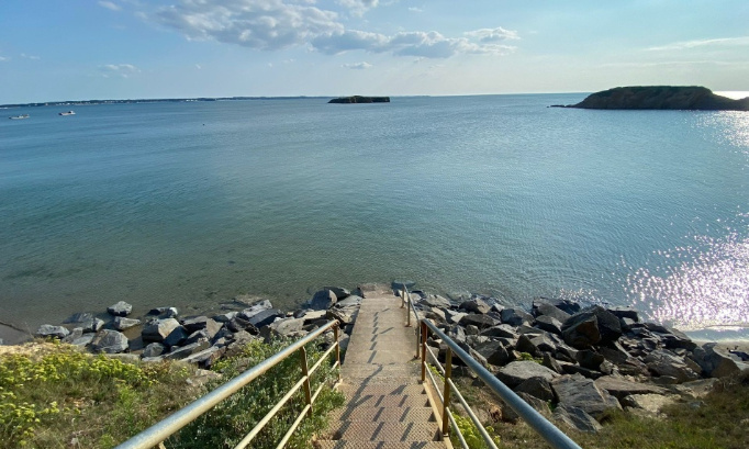 Contre les travaux qui menacent les falaises de Penestin !