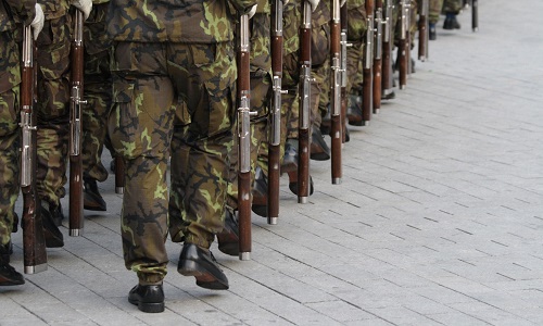 Une formation militaire, des armes, des fonds pour nos familles