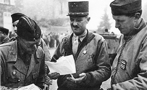 La réhabilitation du drapeau français sur la tombe du général Leclerc