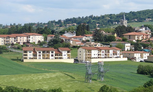 Permettre à chaque citoyen d'acheter un terrain au centre du village de Lentilly à 45 000 Euros.