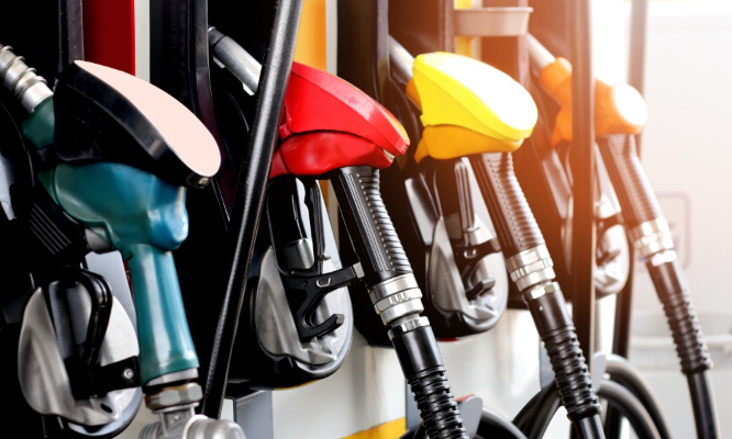 Pour que les raffineries d'essence remettent de l'essence dans les pompes !