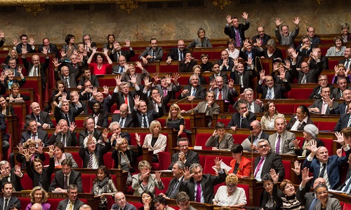L'interdiction de faire passer une loi la nuit, et en l'absence de plus 1/4 des députés.
