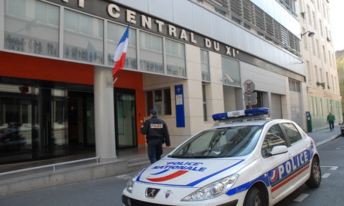 Que le squatteur qui a pris ses quartiers dans les parties communes de notre immeuble 7 Impasse des 3 Soeurs libère définitivement les lieux