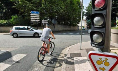 Urgence ! Généralisation des panneaux M12 à tous les carrefours urbains.