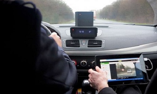 Ne pas voter pour la dernière loi sur les radars embarqués dans des voitures conduites par des privés.