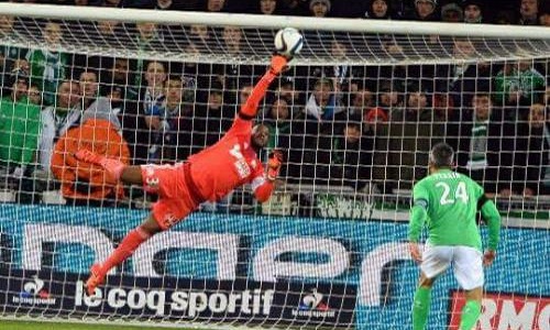 Statue à l'effigie de Steve Mandanda sur le parvis du Vélodrome