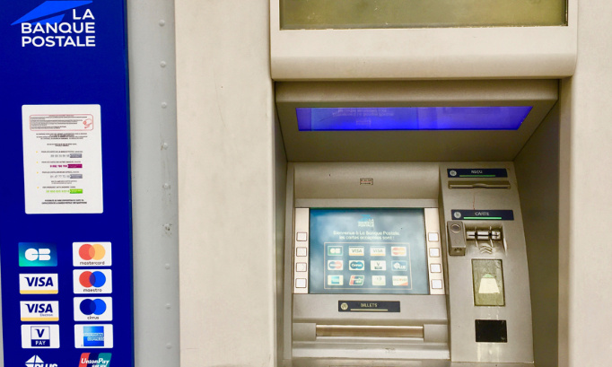 Mais où est passé le distributeur de la poste d'Uzés ?