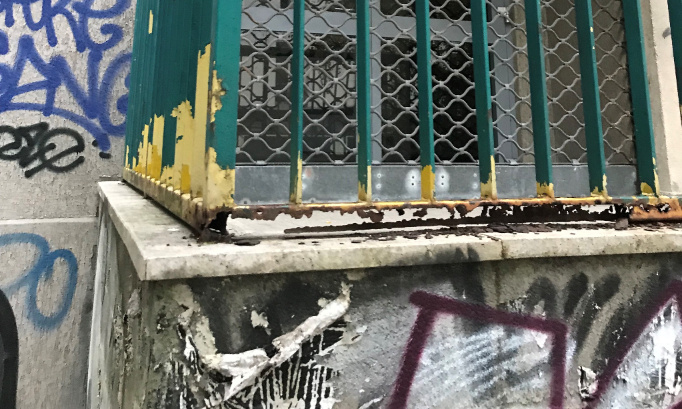 Enfants en danger : grilles de la cantine cassées et rouillées, travaux à maintenir !