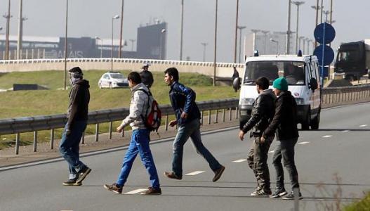 Nous voulons que le mur de 5 m de hauteur prévu sur l'A16 à Calais soit construit autour de la jungle et non sur l'autoroute !