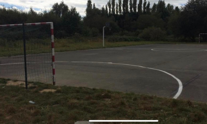 Remettre le terrain de football de la cité DeBrouckère en ordre