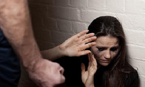 Une mise en place d'information dans les écoles européennes sur les femmes et hommes battus