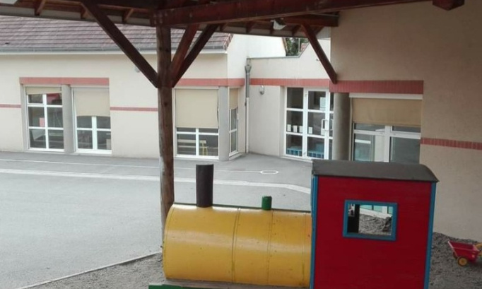 Non à la fermeture de classe a Montbeugny