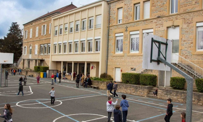 Non à la fermeture de classe de LA ROCHE VINEUSE