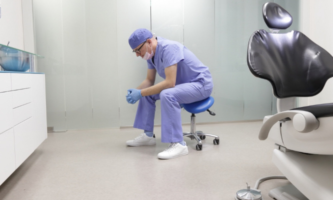 Urgent : réintégrons les médecins non vaccinés !