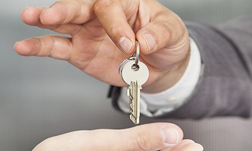 l'Etat doit payer à la place du locataire si le bailleur ne doit pas résilier le bail en cours de route