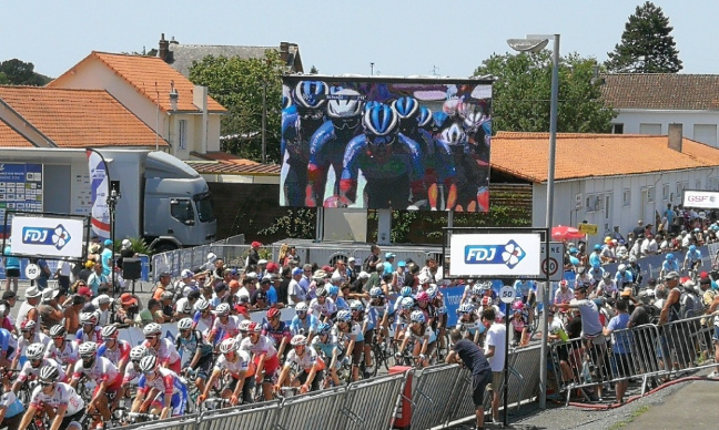 Pour l'interdiction des oreillettes pour les courses de cyclisme !