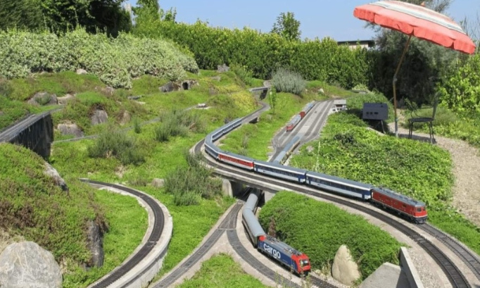 Urgent : Non à la destruction d'un réseau de trains miniatures construit par un couple de retraités !