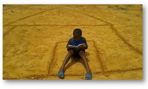 Aidons les enfants handicapés à aller à l'école en fauteuil roulant