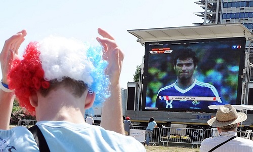Un écran géant sur la plage de Dieppe pour le match de la France