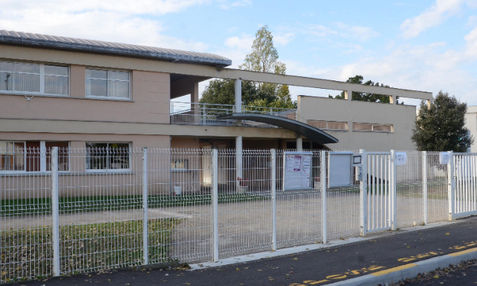 Autoriser les jean à troue, crop-top (avec une certaine limite), robe (pas trop courte), short, jupe, débardeur au collège jean moulin de Marmande !