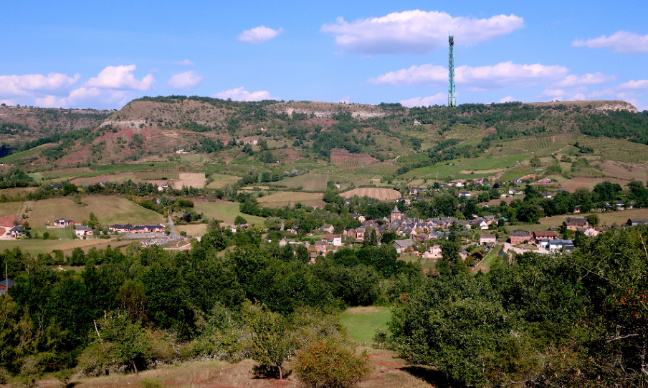 Non à l’implantation d’une antenne sur la ligne de crête du Causse surplombant Bruéjouls !