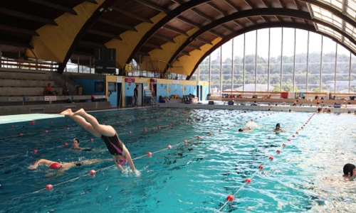 Le droit de rester habiller autour de la piscine !