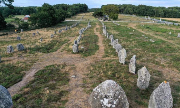 Démolition de 39 menhirs millénaires : stop à la destruction de notre patrimoine !