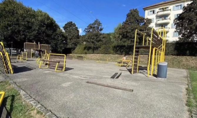 Remplacer le terrain de ping-pong par un petit terrain de foot à chaux de fonds au Forges