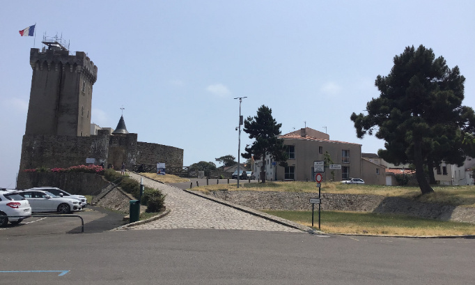 Non au bétonnage place Maraud aux Sables d'Olonne !