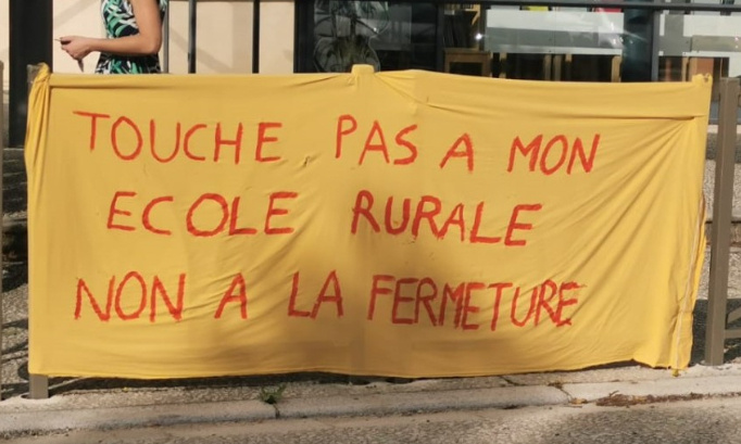 Non à la fermeture d'une classe à l'école maternelle de Villelaure !