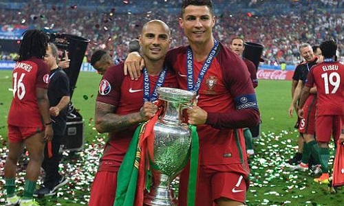 Soutenir les français pour leur défaite en finale et offrir des psychologues pour aider à oublier le Dieu Eder.