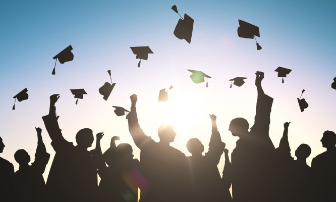 Tous contre la cérémonie de remise de diplômes dans le parking de la LBS !