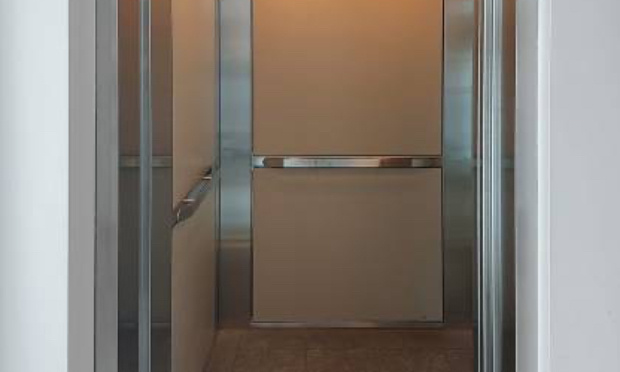 Pour la réparation de l'ascenseur neuf en panne perpétuelle