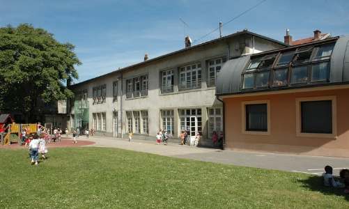 Pour rétablir le nom de l'école maternelle Carnot plutôt que 'Jean-Charles-de-Castelbajac'.