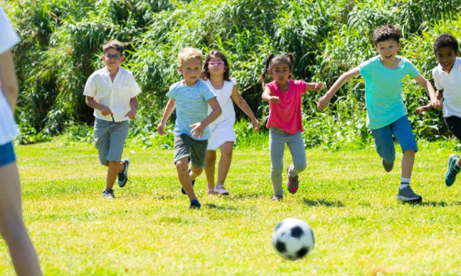 Pour jouer au ballon sur la place de la mairie de Mauguio !