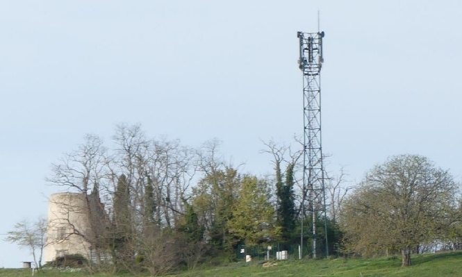 Non à l’antenne relais Free à côté du vieux Moulin Darre la Gleizo au Carla-Bayle (09)