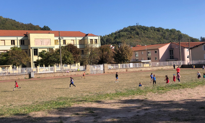 Oui à la maison de l’enfance, non aux immeubles sur le stade de l’école primaire