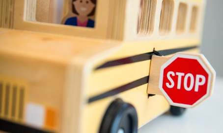 Danger ! Sécuriser l'arrêt du bus scolaire à la route du Lac à Môtier !