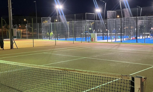 Demandons à la Mairie l’installation d’un éclairage efficace des courts de tennis !