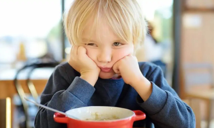 LES ENFANTS ONT EN MARRE DES MENUS DE LA CANTINE
