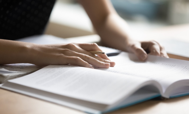 On veut un autre prof de comptabilité. On passe un examen et on doit être prêt.