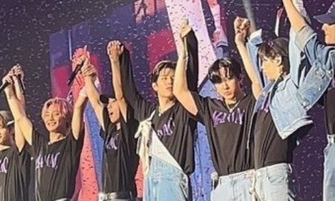 Inviter le groupe Stray Kids a faire un concert à l'Arena de Genève !