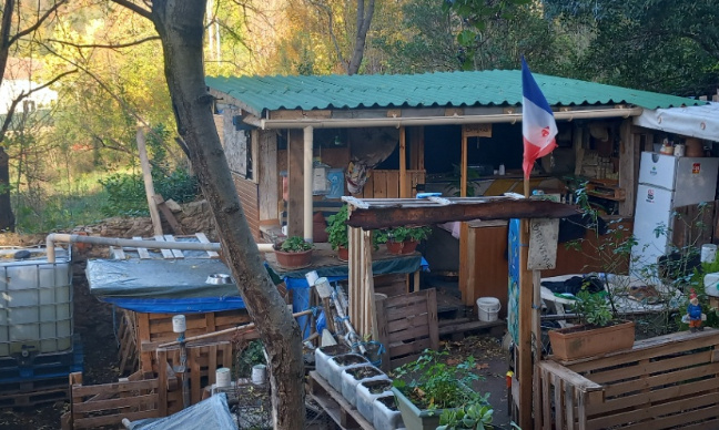 Aidez-moi à ne pas être expulsé de ma cabane autonome !