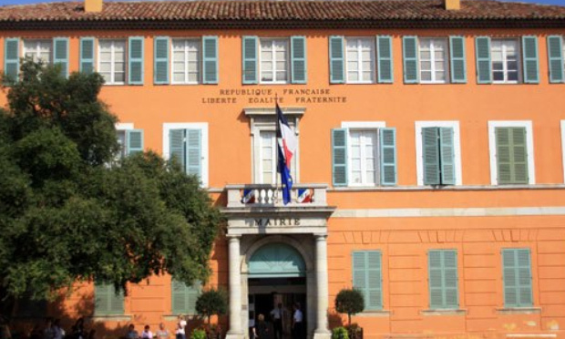 Pour la démission du maire de Fréjus, David Rachline, durant toute la période des procédures judiciaires.