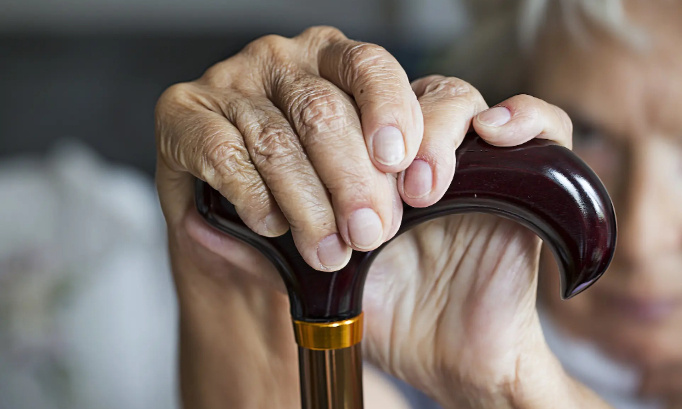 Pour que le président Macron honore ses promesses de 50 000 postes en EHPAD pour 2027