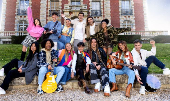 Pour que tous les élèves de la Star Académy (les 13 académiciens) puissent faire la tournée !