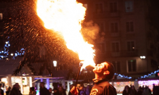 Acceptation de spéctacle de feu devant le cathédrale de Notre-Dame de Rouen