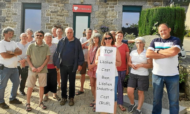 Non à deux éoliennes à Saint-Adrien, village de 350 habitants, à 700 mètres d'une école